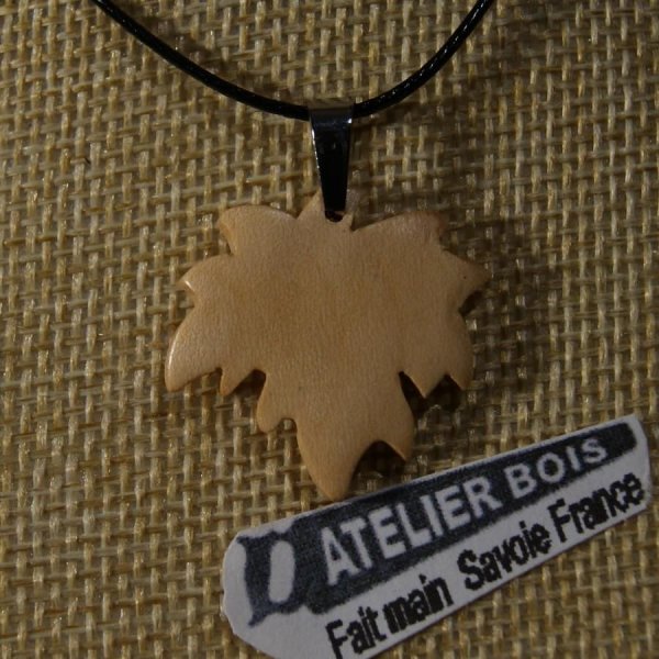 pendentif feuille d'&eacute;rable en bois d'&eacute;rable cir&eacute; bijou &eacute;thique, fait main