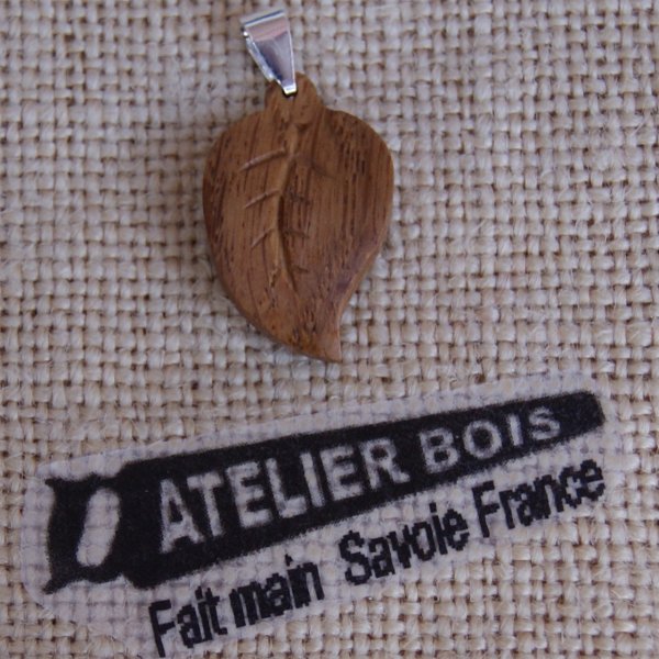 pendentif feuille ronde en bois nervur&eacute; cir&eacute; bijou &eacute;thique, fait main