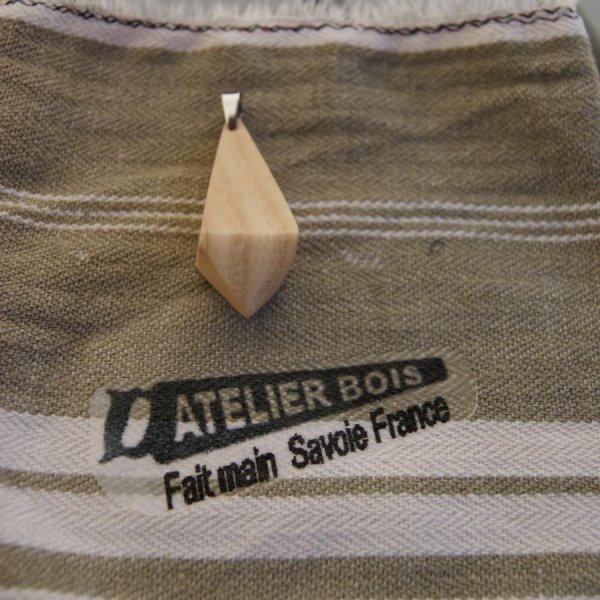 pingente feito de madeira de freixo encerado, j&oacute;ia &eacute;tica, feito &agrave; m&atilde;o, em forma de pir&acirc;mide