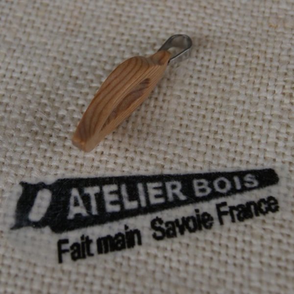2 pendentifs feuille evid&eacute;e galb&eacute;e en bois de meleze cir&eacute; cmde spec catherine