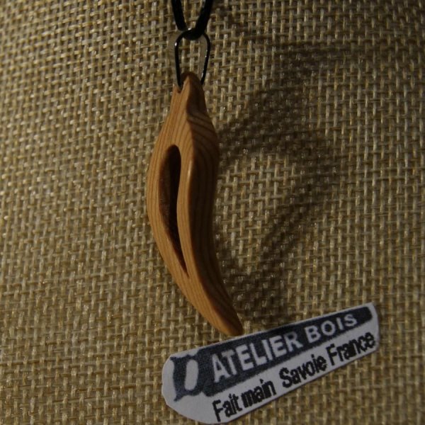 2 pendentifs feuille evid&eacute;e galb&eacute;e en bois de meleze cir&eacute; cmde spec catherine