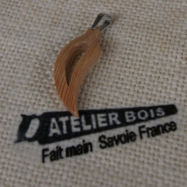 2 pendentifs feuille evid&eacute;e galb&eacute;e en bois de meleze cir&eacute; cmde spec catherine