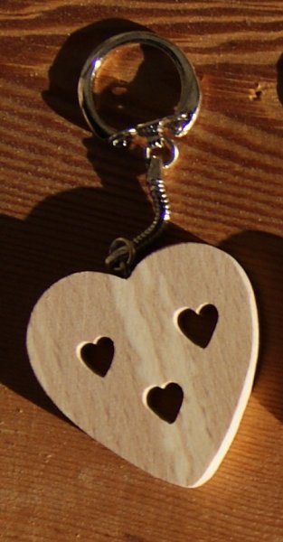 chaveiro em forma de cora&ccedil;&atilde;o e cora&ccedil;&atilde;o, Dia dos Namorados, casamento em madeira, madeira maci&ccedil;a feita &agrave; m&atilde;o