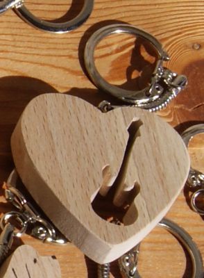 porta-chaves com coração e guitarra eléctrica ou baixo, presente de guitarrista feito à mão