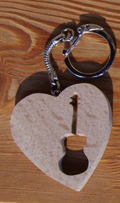 porta-chaves coração e guitarra, guitarrista de madeira maciça de fabrico artesanal original, música de músico