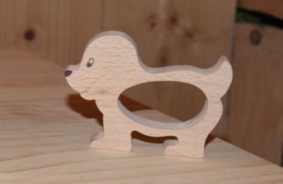 Cão com anel de guardanapo feito à mão em madeira maciça