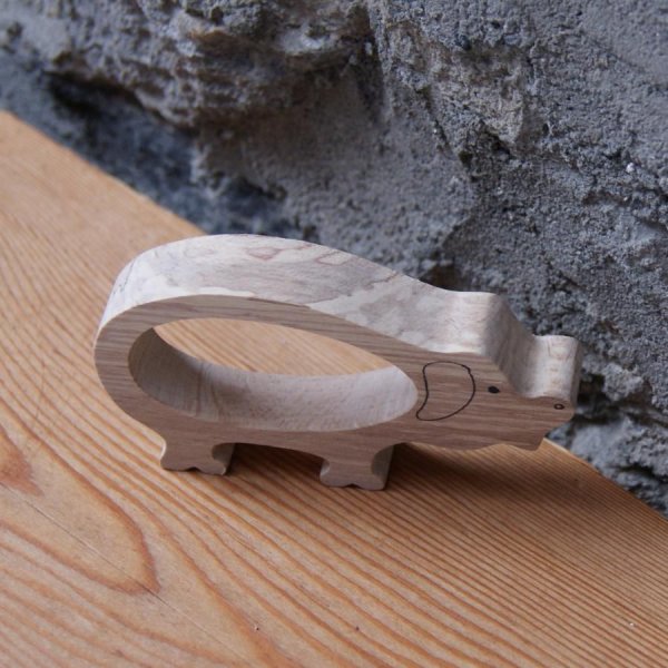 Porco com anel de guardanapo para pintar, madeira maci&ccedil;a, feito &agrave; m&atilde;o