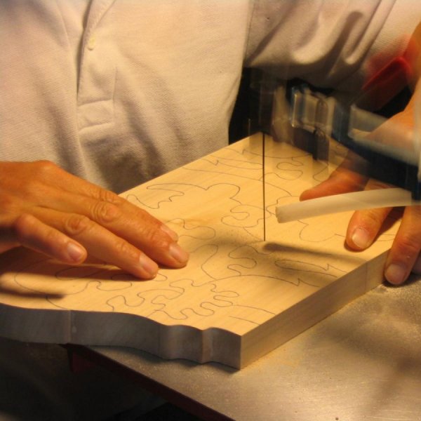 Saco de 10 cora&ccedil;&otilde;es de madeira maci&ccedil;a de diferentes esp&eacute;cies, vers&atilde;o inglesa, feitos &agrave; m&atilde;o e pirografados