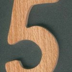 Número 5, 8cm de altura, madeira maciça, cortada à mão