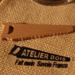 Serrote em miniatura de madeira maciça de faia, 3mm de espessura, decorado com um tronco de natal