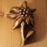 Edelweiss em madeira, talhada à mão e encerada, tom de noz, limoeiro, escultura, decoração interior