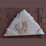 Montanha com edelweiss esculpida à mão