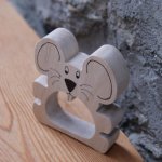 Rato com anel de guardanapo, feito à mão em madeira maciça