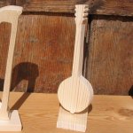 banjo em madeira maciça de abeto 15 cm de altura montado sobre uma base decoração musical de mesa de casamento feita à mão