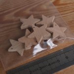 Figurinha estrelada miniatura com 5 ramos perfurados, decoração de Natal para decorar e pendurar, madeira maciça