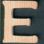 Letra de madeira E altura 5cm a colar