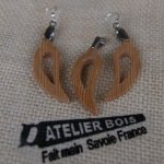 Conjunto de folhas, brincos e pingente de madeira meleze feitos à mão