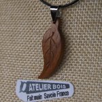 pingente de folha de madeira de nogueira encerada jóia artesanal, jóia da natureza, com costelas