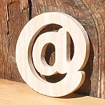 sinal arobase madeira maci&ccedil;a de faia trabalhada &agrave; m&atilde;o