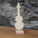 viola da gamba de madeira sobre uma base, peça central de casamento, tema musical