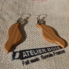 brinco de onda em teixo, jóias éticas de madeira, jóias da natureza, feitas à mão