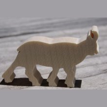 Figura de camurça em miniatura de madeira para decorar o tema da montanha
