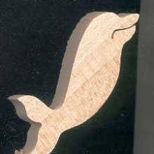 Figurinha de golfinho miniatura 3,5 x 3,7 cm em madeira, feita à mão