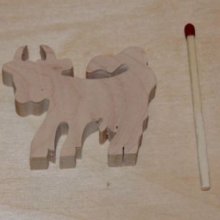 Figurinha de vaca de madeira miniatura para decorar