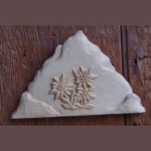 Montanha com edelweiss esculpida à mão