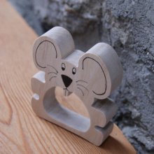 Rato com anel de guardanapo, feito à mão em madeira maciça