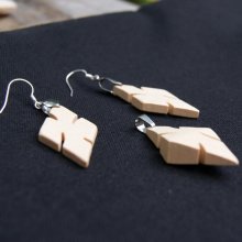 Conjunto de cruzetas, brincos e pingente de madeira de bordo feitos à mão