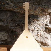 balalalika sobre base, decoração de mesa temática música, feita à mão