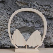 auscultadores montados sobre uma decoração musical de suporte