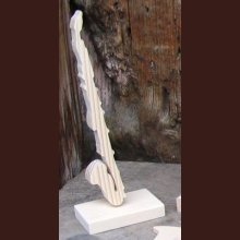clarinete baixo montado sobre uma base, recortes de madeira, decoração musical para mesa de festas