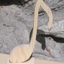 taco montado sobre uma base de madeira decoração musical