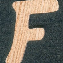 Letra F em cinza altura de madeira 5 cm espessura 5 mm
