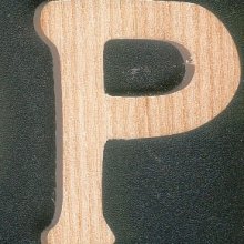 Letra de madeira P a ser pintada e colada com 5 cm de altura