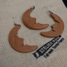 Conjunto lunar, brincos e pingente de madeira de faia, feitos à mão