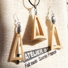 Conjunto triangular em madeira de cerejeira, brincos feitos à mão e pingente
