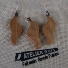 Conjunto de ondas com madeira meleze feita à mão, brincos e pingente