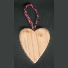 Pequeno coração de madeira para pendurar no dia de São Valentim