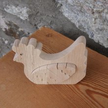 Galinha com ovo de puzzle de madeira a ser pintado, decoração de Páscoa