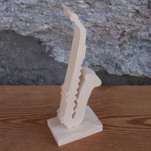 saxofone em pé, decoração de mesa de casamento