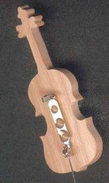 Figurinha de violoncelo montada num fuso de madeira de freixo, cortada à mão por artesãos